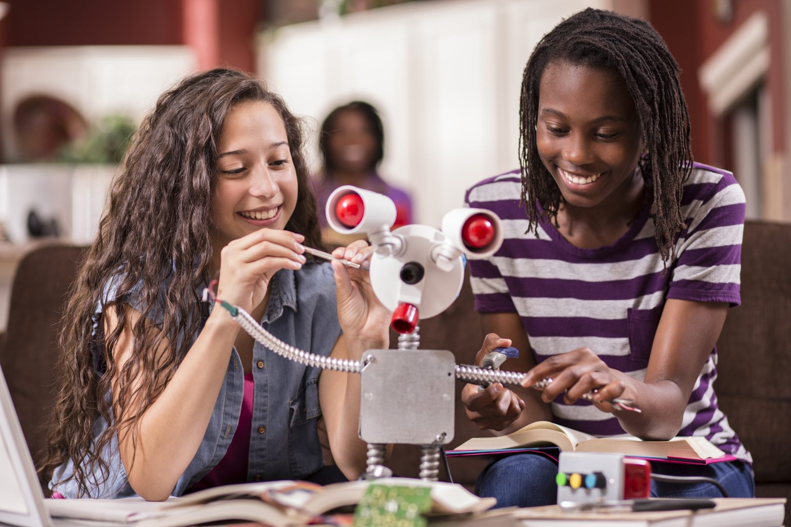 Jeunes filles faisant de la robotique